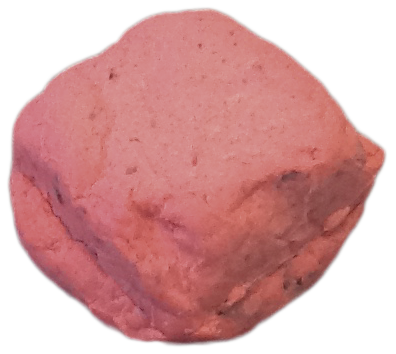 Queso de cabra de pasta blanda o un tipo de queso artesanal Rosa. de arandanos