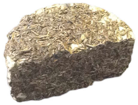 Corte de queso artesano de cabra de pasta blanda con incrustaciones de romero