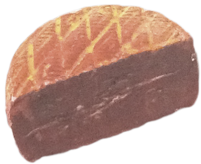 Corte de queso artesano de cabra de pasta blanda con color rodizo por el vino